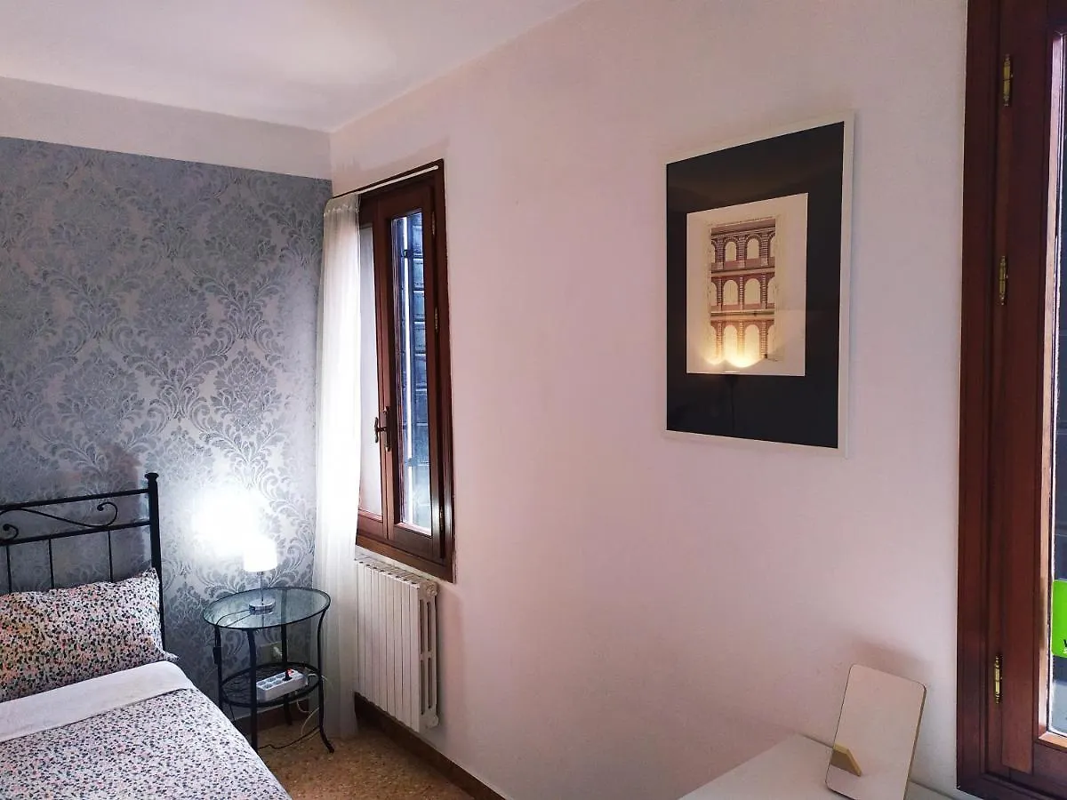 Two Steps From Rialto Hotel Venice Guest house